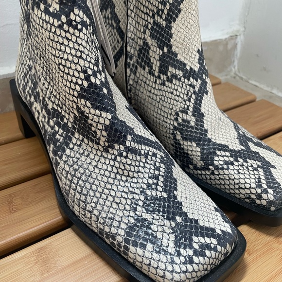 Brand new, never worn size 6.5 but fits like a 7. Pure leather. - Picture 2 of 6